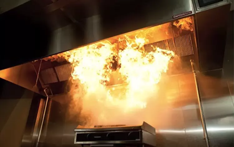 Kitchen hood that reduces fire risk in restaurants